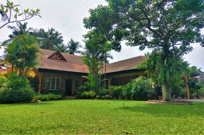 mainhouseviewfromgarden1.JPG